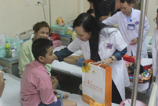 Bộ trưởng Nguyễn Thị Kim Tiến tặng quà và trò chuyện với bệnh nhi đang điều trị tại Khoa Nhi - Bệnh viện K.