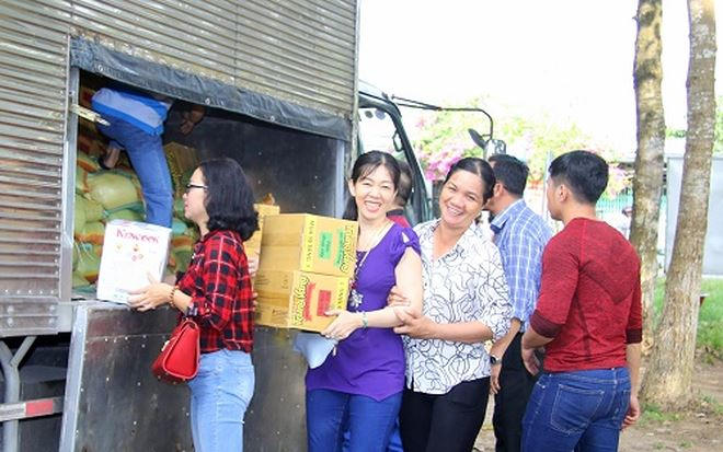 Báo PLVN cùng Đoàn từ thiện, doanh nghiệp tại TP Cần Thơ trao tặng quà cho các hộ gia đình nghèo, bà con có hoàn cảnh khó khăn.