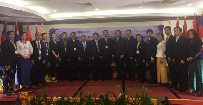 Lãnh đạo du lịch các thành phố chụp hình lưu niệm cùng nhau.