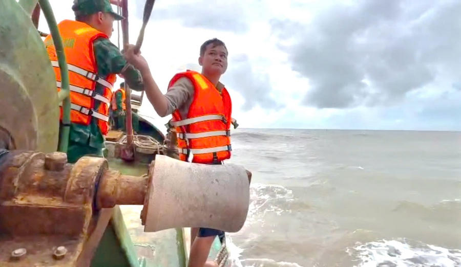 Thuyền viên Võ Văn Hiếu được cán bộ, chiến sĩ Đồn Biên phòng Sông Đốc đưa lên tàu an toàn.