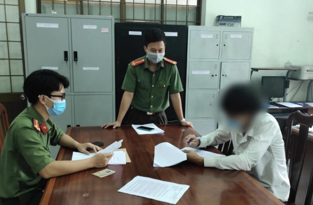 Xin xỏ không được, một đối tượng quay video lực lượng chức năng lên MHX Tik Tok nhằm bôi nhọ