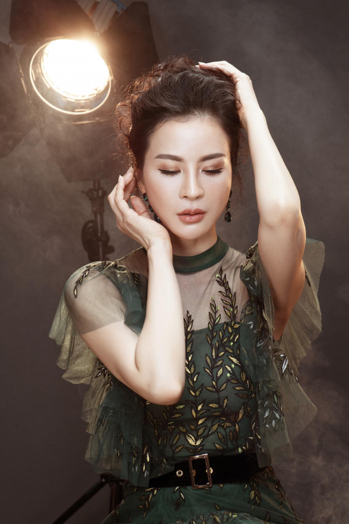 MC Thanh Mai mặc dạ hội khoe v&oacute;c d&aacute;ng gợi cảm h&uacute;t mắt