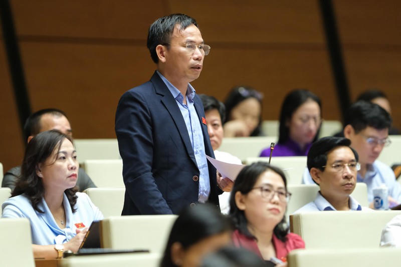 Đại biểu Đồng Ngọc Ba phát biểu tại phiên họp.