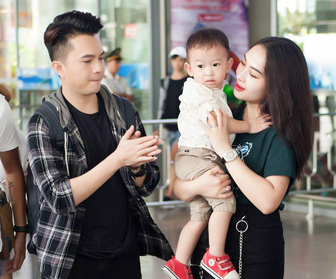 Nam Cường đua con về thăm nhà nội.