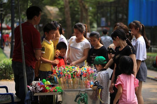 Vườn thú Hà Nội vẫn giữ nguyên giá vé vào cửa, các dịch vụ gửi xe, đồ ăn uống. Giá vé vào cổng dành cho trẻ em tại công viên Thủ Lệ là 5.000đ/người, còn với người lớn là 10.000đ/người.