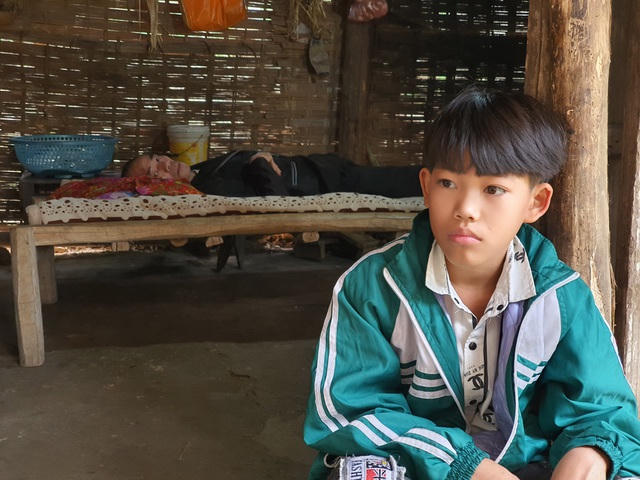 Gian bếp rách nát ngày đầu xuân, cậu bé 13 tuổi ngồi bên bếp lửa chăm bố khiến nhiều người cảm thấy xót xa.