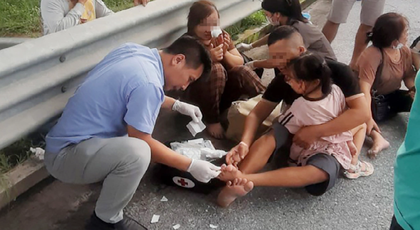 Nhóm điều dưỡng người Quảng Ninh cấp cứu người bị nạn trên cao tốc. (Ảnh: VNE)