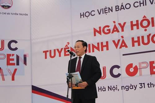 PGS,TS Trương Ngọc Nam, Bí thư Đảng ủy, Giám đốc Học viện Báo chí và Tuyên truyền phát biểu khai mạc. Nguồn: Giáo dục và Thời đại.