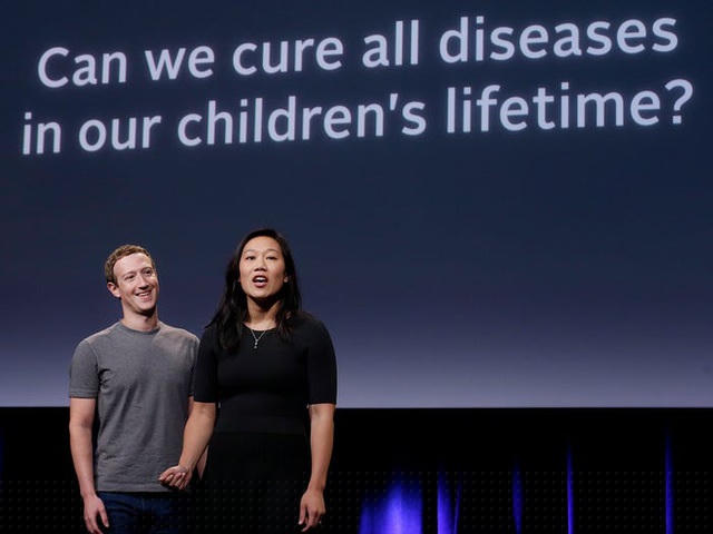 Vợ chồng tỷ phú Zuckerberg và Chan đã đổ hàng tỷ USD vào việc nghiên cứu chữa các bệnh trên thế giới vào cuối thế kỷ này. Để thực hiện mục tiêu này, CZI đã thành lập một tổ chức phi lợi nhuận có tên là Biohub để tìm kiếm cách chữa trị các bệnh bao gồm nghiên cứu về gen, bệnh truyền nhiễm và thiết bị cấy ghép (Ảnh: AP).