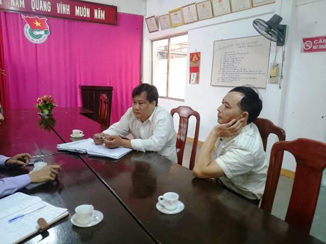 Ban Quản lý bến xe, bến thuyền đang trao đổi với phóng viên Pháp luật Plus.