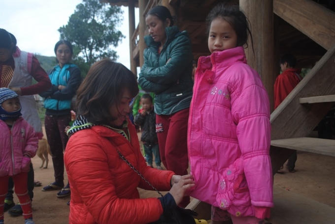 Đại diện Hội Cựu học sinh Hưng Dũng niên khóa 1990-1994 tặng quà cho trẻ em bản Keng Đu (ảnh Duy Ngợi).