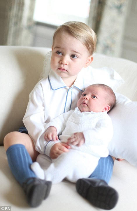 Công nương Kate đã phá vỡ truyền thống của Hoàng gia Anh khi tự mình chụp lại những khoảnh khắc đầu tiên của con gái sau khi chào đời vài ngày.