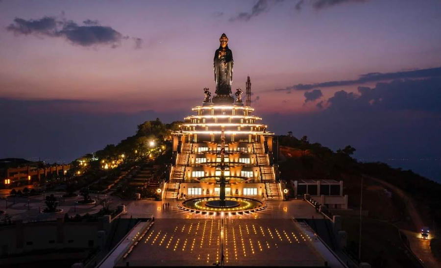 Lễ hội do UBND tỉnh Tây Ninh kết hợp với Tập đoàn Sun Group tổ chức. Với quy mô hoành tráng cùng chương trình nghệ thuật đặc sắc, Lễ Khai mạc hứa hẹn mở ra một mùa Hội Xuân tưng bừng kéo dài suốt tháng Giêng năm nay. Lễ hội Xuân núi Bà Đen diễn ra thường niên tại khu du lịch núi Bà Đen vào những ngày đầu năm mới, là lễ hội lớn nhất được người dân Tây Ninh đón đợi nhất trong năm. Hội Xuân đặc trưng với những nghi thức trang nghiêm bày tỏ lòng tôn kính trước