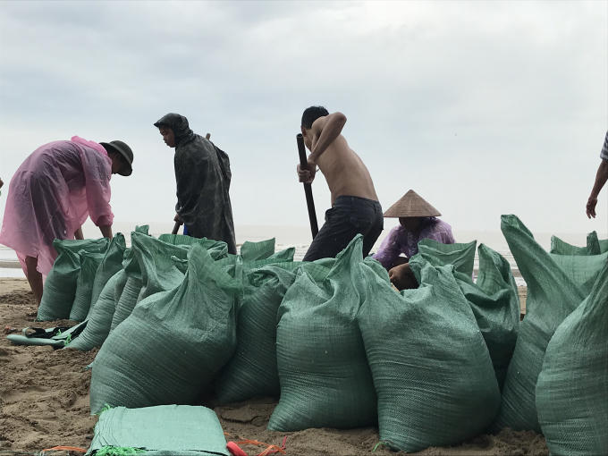 Nghệ An: Dân tháo mái tôn, kéo thuyền, đóng cát chắn ki ốt chạy bão Sơn Tinh