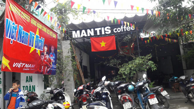 Một quán cà phế cũng đã trang trí xong chuẩn bị chờ giây phút lịch sử.