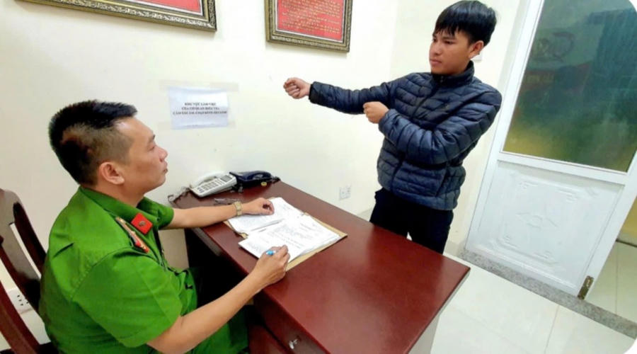 Đối tượng Y Níu đang thực hiện lại hành vi của mình.