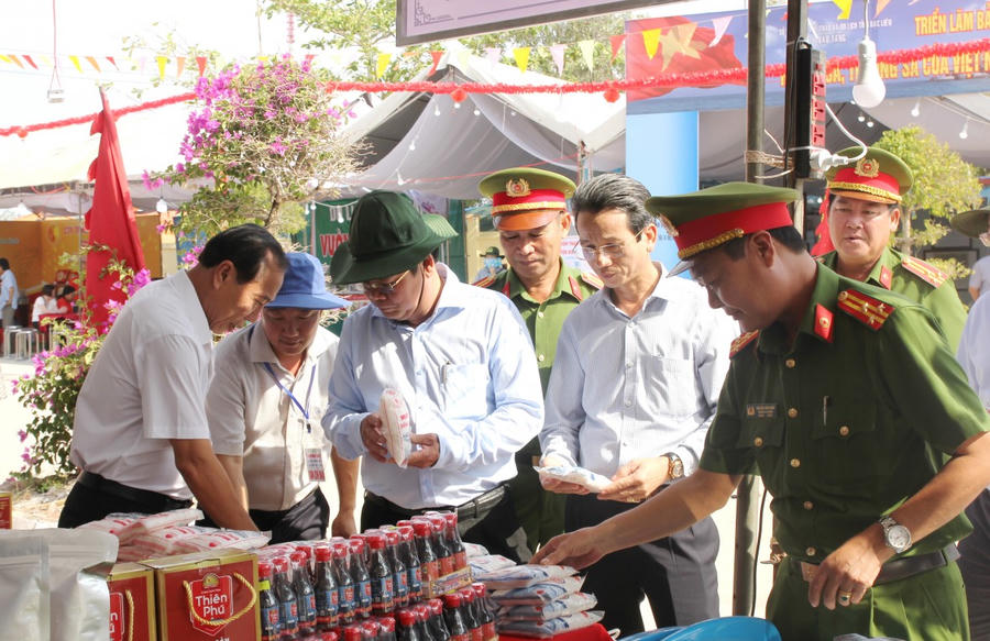 Lãnh đạo huyện Đông Hải tham quan gian hàng trưng bày OCOP.