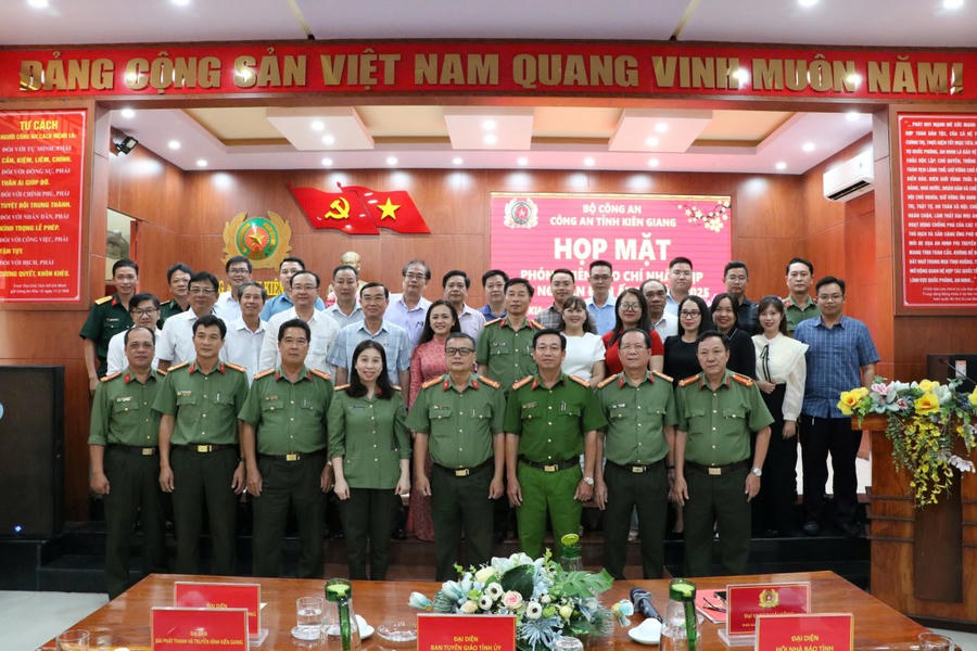 Đại tá Đào Hải Đăng, Phó Giám đốc Công an tỉnh tặng hoa và chụp hình lưu niệm cùng các đại biểu nhân buổi họp mặt
