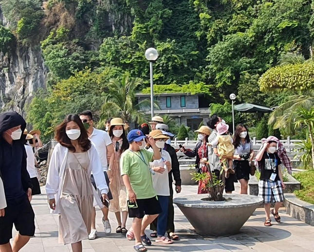 Khách đổ dồn về các khu du lịch. Ảnh: N.T