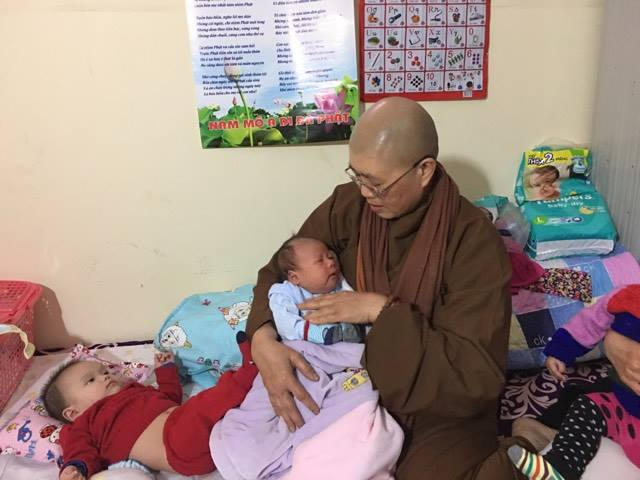 Em bé vừa bị bỏ rơi ở cổng chùa cách đây 5 ngày trong vòng tay ấm áp của  sư thầy Đàm Lan.