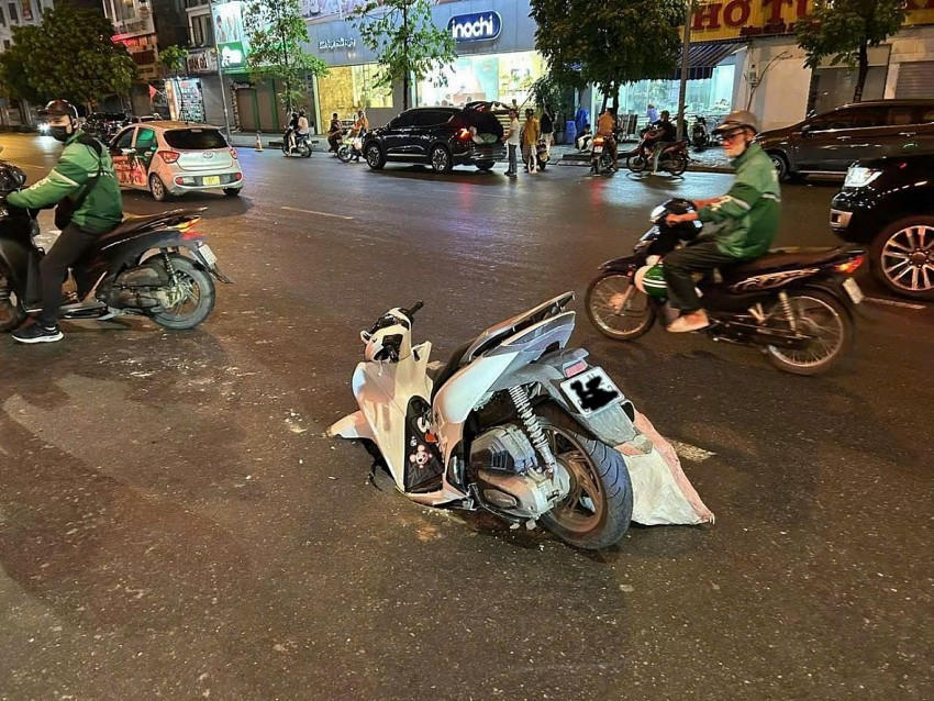 Hình ảnh chiếc xe bị sụt xuống hố sâu.