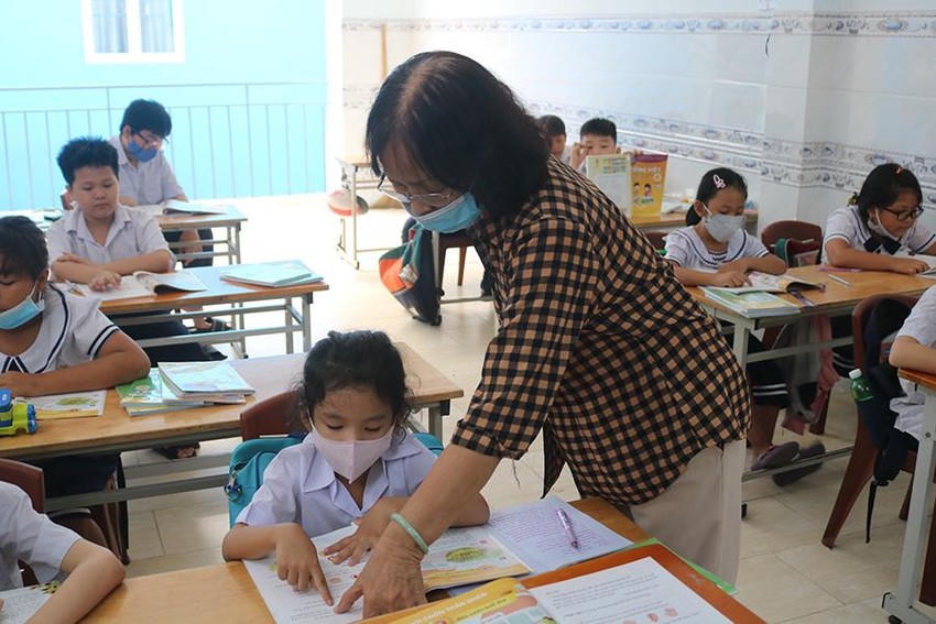 Ngôi trường được cải tạo từ hai căn nhà bị bỏ hoang, mỗi ngày cải tạo một chút dần dần đã khang trang hơn. Ảnh: TÚ NGÂN