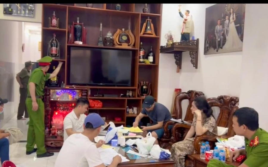 Khám xét khẩn cấp chỗ ở các đối tượng - Ảnh Công an Hà Tĩnh.