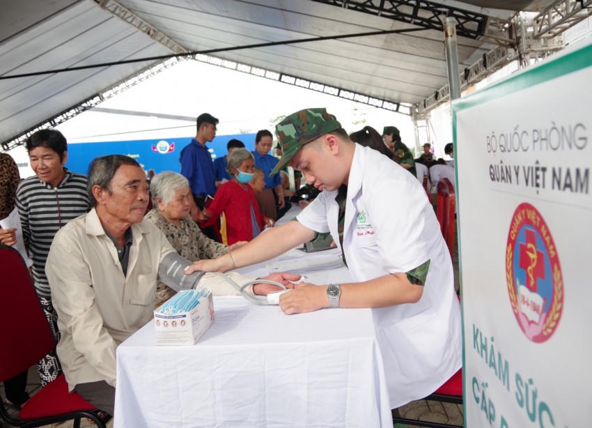 Lực lượng Y, bác sĩ Quân y khám bệnh, tư vấn sức khỏe và cấp thuốc cho người dân