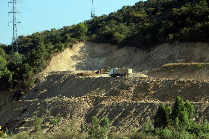 Nhiều tốp công nhân với máy đào, máy ủi, xe ben đang hối hả thi công để triển khai dự án. “Nghe nói ở đỉnh núi sẽ xây dựng một tượng Phật lớn kết hợp du lịch tâm linh, phía dưới là làm khu du lịch sinh thái và đô thị. Còn dự án tên gì mình không rõ”, một công nhân chia sẻ.