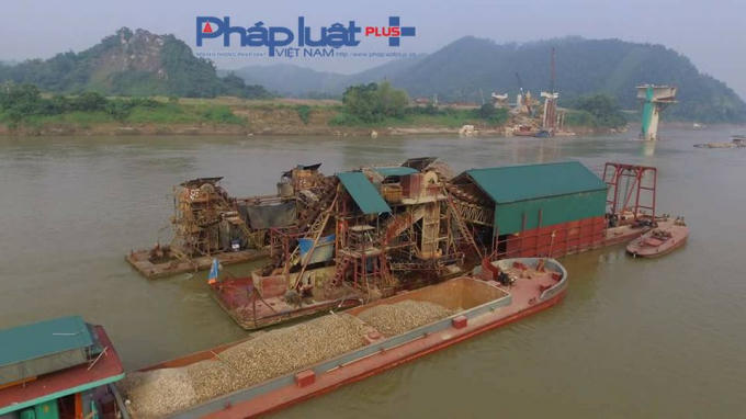 Tàu cuốc và tàu vận tải chứa hàng trăm khối cát bị bắt giữ (Ảnh: Tiến Vũ)