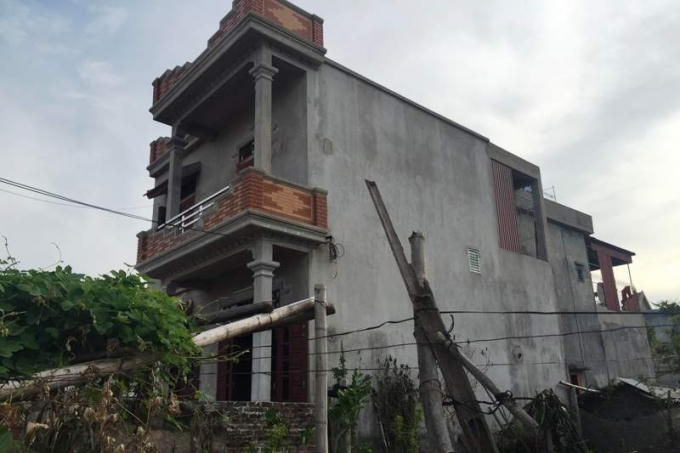Ngôi nhà ở tổ 3, thị trấn Xuân Trường, huyện Xuân Trường nơi Công an bắt các đối tượng đánh bạc.