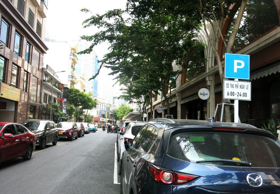 Một phần lòng đường khu vực trung tâm thành phố đỗ xe có thu phí ngày lẻ. Ảnh: UBND TP HCM