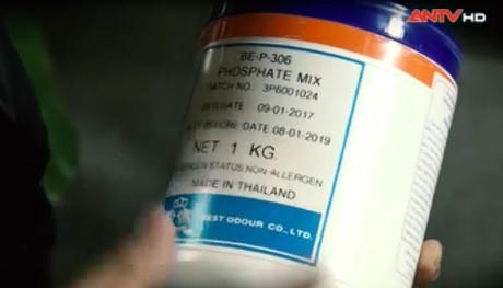 Theo các chuyên gia, đây là thứ bột trắng có nguồn gốc từ Thái Lan. Tuy nhiên, mỗi kg thịt chỉ được phép sử dụng 3g. Nếu sử dụng quá nhiều sẽ mất đi dưỡng chất vốn có và ảnh hưởng không tốt đến sức khỏe người dùng. Ảnh: ANTV.