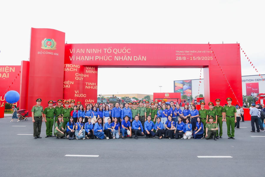 Đoàn thanh niên của hai Bộ tổ chức sinh hoạt chính trị tại Trung tâm Triển lãm Quốc gia, xã Đông Anh, TP Hà Nội.
