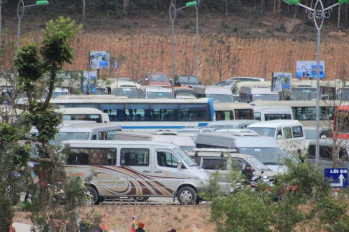 Năm nay du khách sẽ phải đi bộ một đoạn đường gần 2km để vào được đến chân núi thiêng Yên Tử.