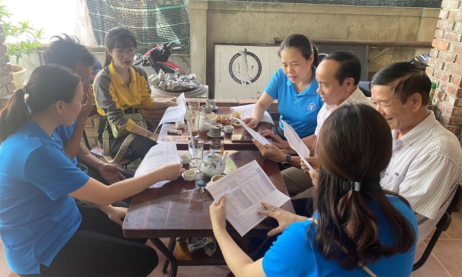 : Phối hợp truyền thông theo nhóm nhỏ đến tận hộ gia đình để vận động người dân tham gia BHXH tự nguyện, BHYT hộ gia đình tại Quảng Trị. (Ảnh: BHXH Việt Nam)