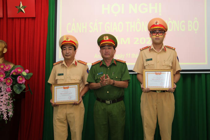Đại tá Bùi Bé Năm – Phó Giám đốc Công an tỉnh trao danh hiệu Đơn vị quyết thắng cho 02 tập thể đội