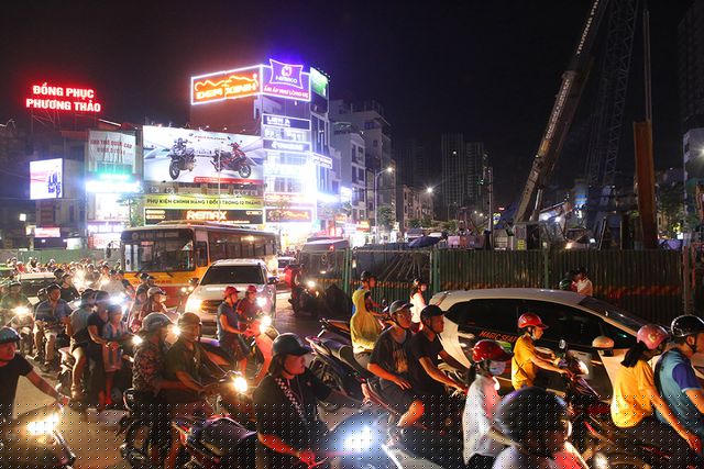 Phố Minh Khai nằm trong vành đai 2 cũng là con đường có đường trên cao Vĩnh Tuy - Ngã Tư Sở chạy qua, trục đường này ách tắc còn trầm trọng hơn cả đoạn Trường Trinh do mật độ phương tiện dày đặc.