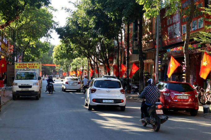 Đường phố Lai Châu rợp cờ hoa chào đón ngày lễ lớn.