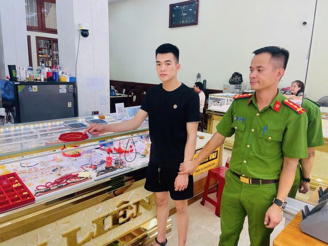Đối tượng Trần Hồng Phong và vật chứng thu giữ tại tiệm vàng. (Ảnh: Công an Quảng Ninh).