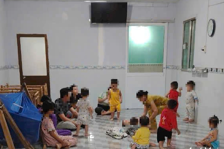 Bên trong cơ sở giữ trẻ của bà Hồng, nơi bé Châu được gửi trước khi tử vong. Ảnh: Tuổi trẻ