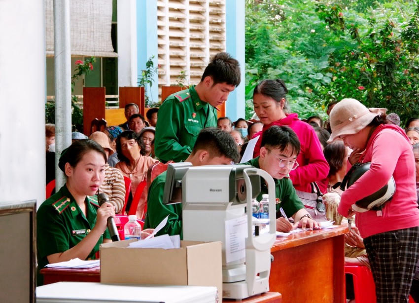 Cán bộ, y, bác sĩ Bộ đội Biên phòng tỉnh phối hợp, hỗ trợ tham gia tiếp nhận phiếu đăng ký phục vụ khám, tư vấn sức khoẻ cho người dân