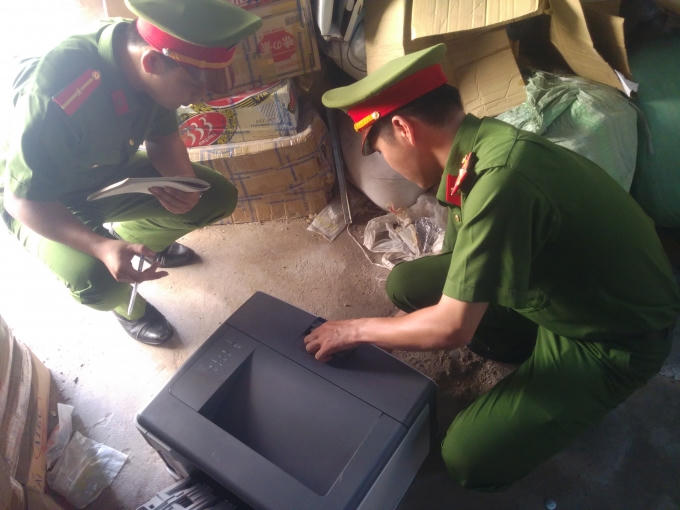 Cơ quan công an kiểm tra lô hàng.