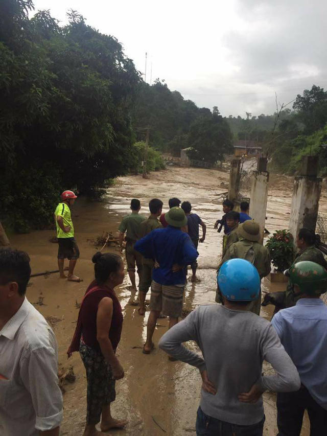Nghệ An: Lũ qu&eacute;t kinh ho&agrave;ng, 9 ng&ocirc;i nh&agrave; bị cuốn tr&ocirc;i