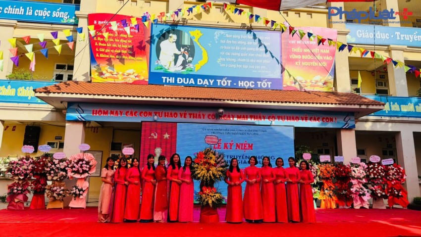Ban Giám hiệu nhà trường cùng các Thầy, Cô nhận những lăng hoa tươi thắm chúc mừng tại buổi Lễ Kỷ niệm 80 năm thành lập Bộ Quốc gia Giáo dục nay là Bộ Giáo dục và Đào tạo và Lễ Khai giảng năm học mới.
Ban Giám hiệu nhà trường cùng các Thầy, Cô nhận những lăng hoa tươi thắm chúc mừng tại buổi Lễ Kỷ niệm 80 năm thành lập Bộ Quốc gia Giáo dục nay là Bộ Giáo dục và Đào tạo và Lễ Khai giảng năm học mới.
