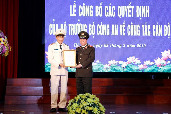 Thượng tướng Bùi Văn Nam  trao quyết định Giám đốc Công an Hà Tĩnh cho Đại tá Võ Trọng Hải.