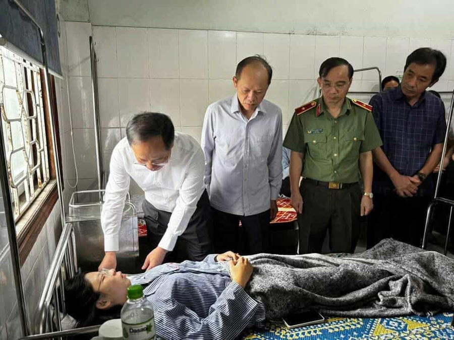 Bí thư Tỉnh ủy Hà Tĩnh thăm hỏi, động viên nạn nhân tại Bệnh viện Kỳ Anh.