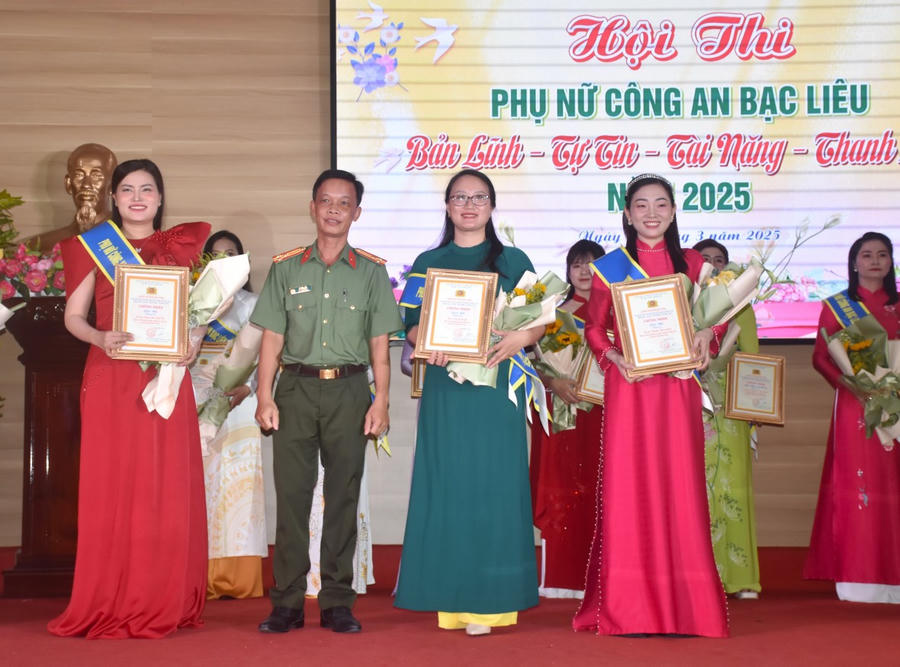Thượng tá Lý Văn Liệt - Trưởng phòng Công tác chính trị (Công an Bạc Liêu), Phó Trưởng Ban Tổ chức trao giải Nhì cho các thí sinh.