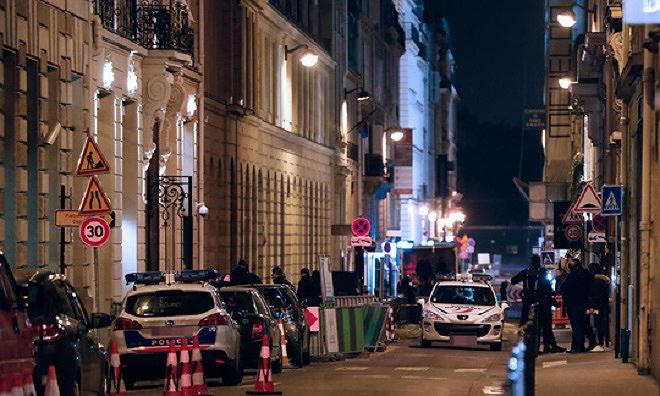 Cảnh sát bên ngoài khách sạn Ritz ở Paris