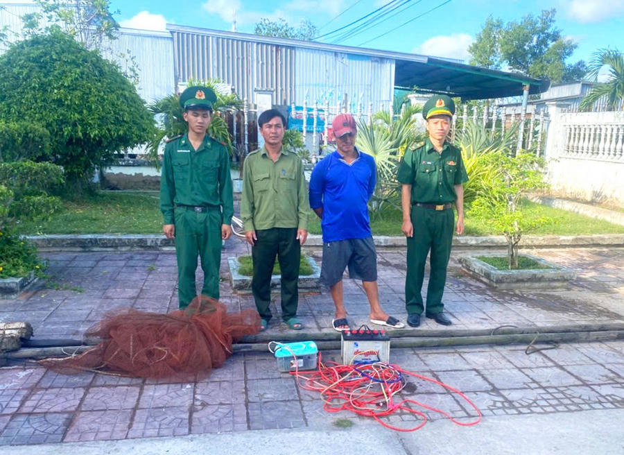 Lực lượng tuần tra Đồn Biên phòng Đất Mũi tạm giữ tang vật vi phạm.